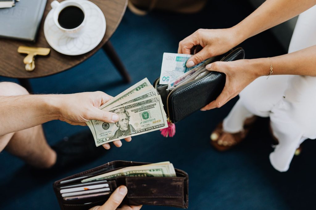 Como definir salários competitivos