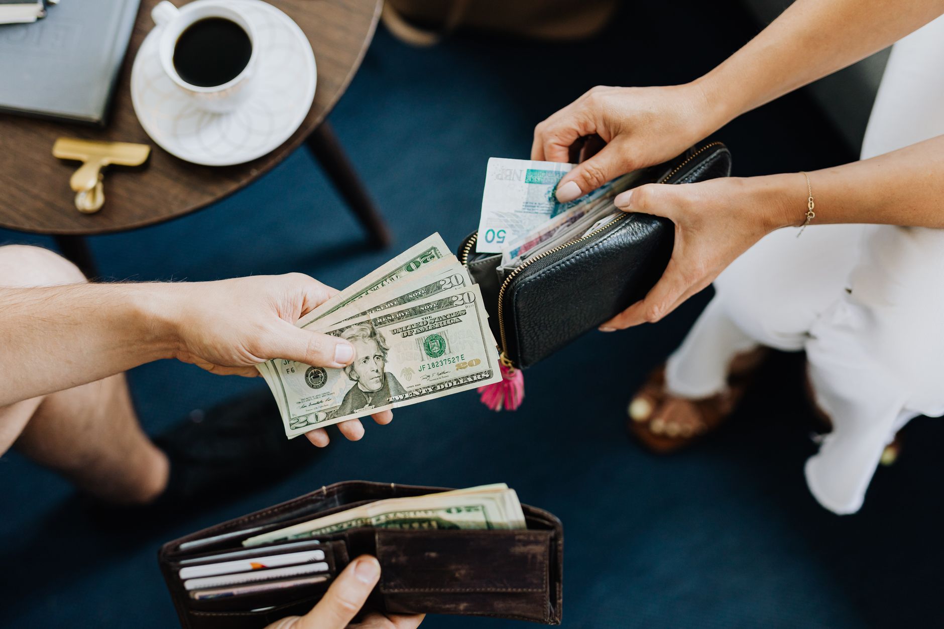 Como definir salários competitivos